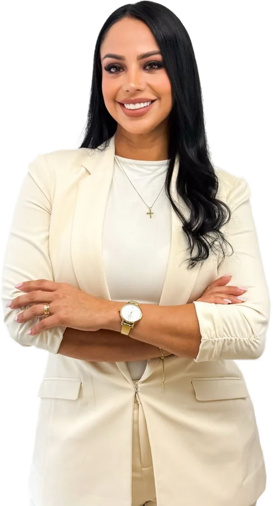 Leidy Román sonriendo, con blazer crema y los brazos cruzados