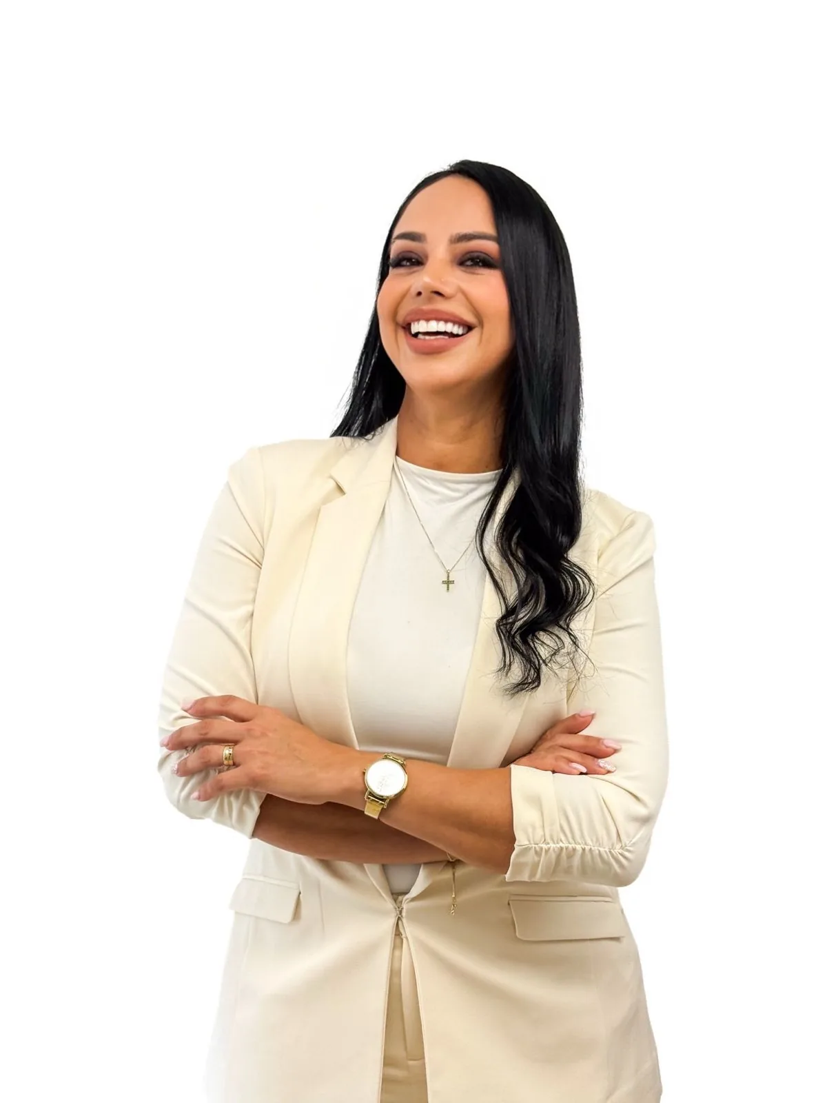 Leidy Román riendo, con blazer crema y los brazos cruzados