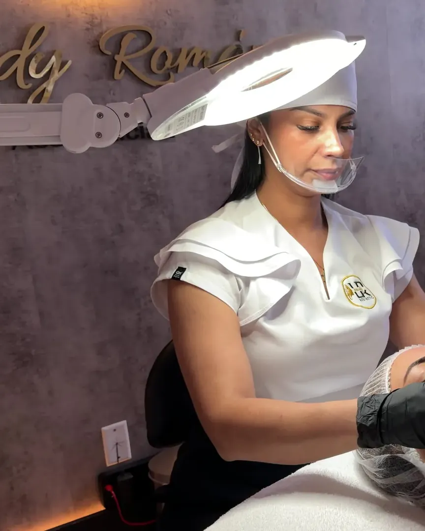 Leidy realiza un facial con lámpara de aumento