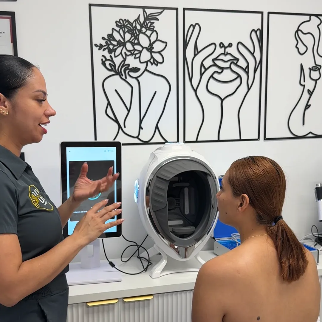Leidy le explica a una clienta el análisis del escáner facial
